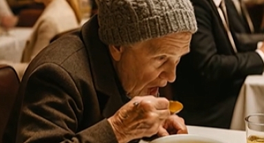 yaşlı kadın kimdi