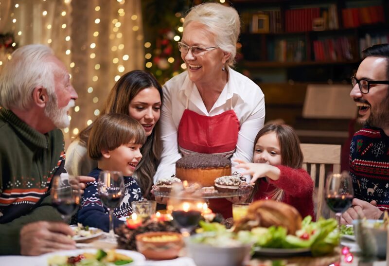 Aile yemeği sırasında kızım bana gizlice bir not verdi 