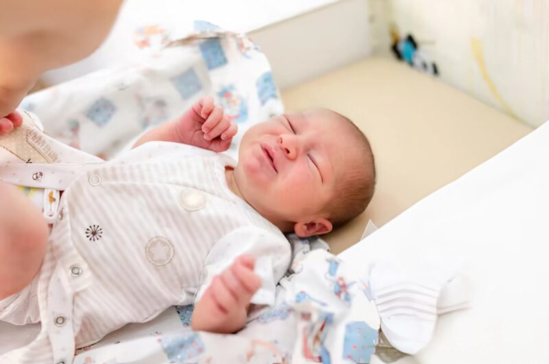 Altı yaşındaki bir çocuk gizlice yeni doğmuş kız kardeşini alıp kış ortasında sokağa koşunca